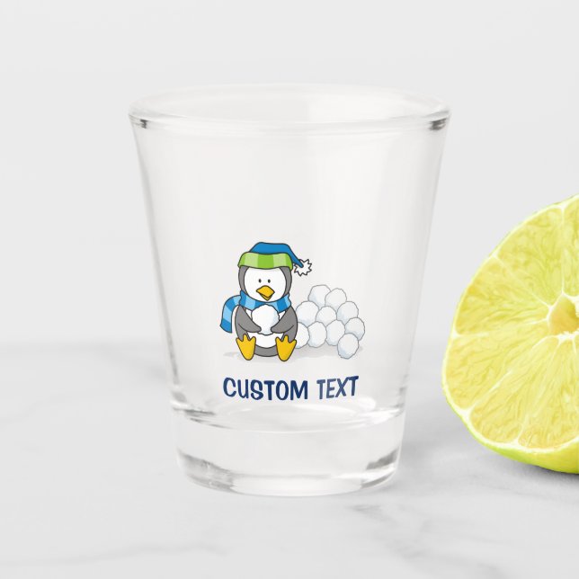 Kleiner Pinguin mit Schneebällen Schnapsglas (Vorderseite)