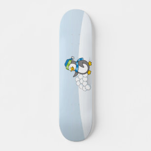 Kleiner Pinguin mit schneebedeckten Kugeln Skateboard