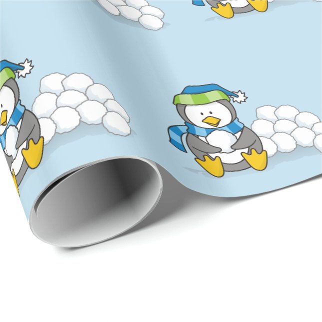 Kleiner Pinguin sitzend mit Schneebälle verpacken  Geschenkpapier (Rolleneckpunkt)