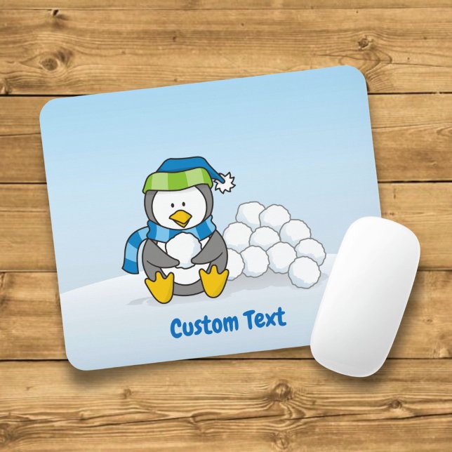 Kleiner Pinguin sitzend mit Schneeballmauspad Mousepad (Von Creator hochgeladen)