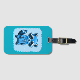 Kleiner Raccoon in blauem Gepäckanhänger