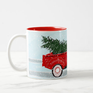 Kleiner roter LKW mit Weihnachtsbaum im Schnee Zweifarbige Tasse