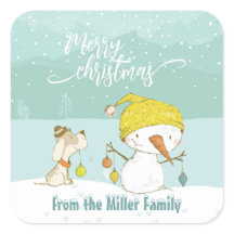 Kleiner Schneemann und Hund in Weihnachten Winters