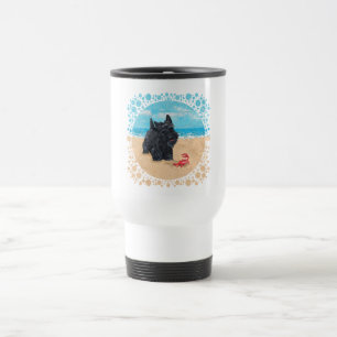 Kleiner Scottie findet einen Krebs am Strand Reisebecher