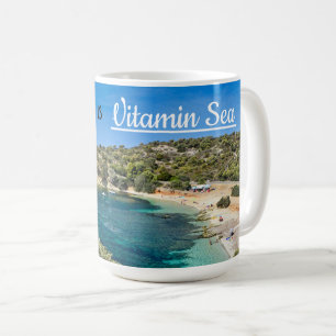 kleiner Strand auf Sardinien mit türkisblauem Wass Kaffeetasse