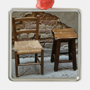 Kleiner Stuhl und Hocker, Pienza, Italien Silbernes Ornament