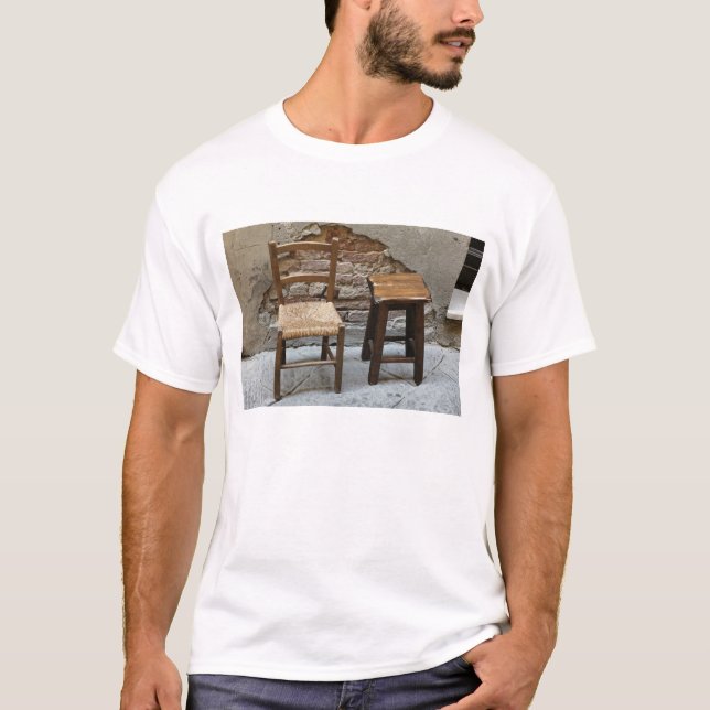 Kleiner Stuhl und Stuhl, Pienza, Italien T-Shirt (Vorderseite)