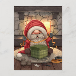 Kleiner Weihnachtsmann verpackt ein Geschenk Postkarte