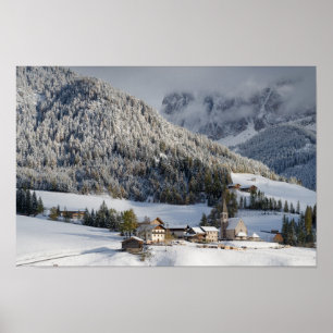Kleines alpines Dorf im Schneeplakat Poster