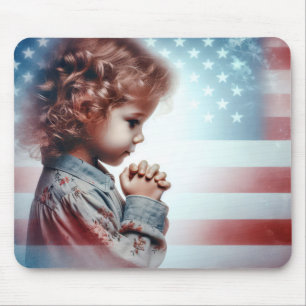 Kleines amerikanisches Mädchen beim Beten Mousepad