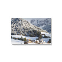 Kleines Bergdorf in der Leinwand Schnee