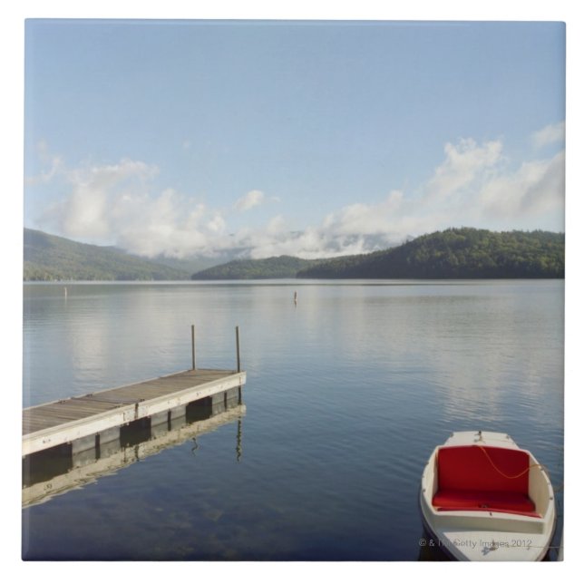 Kleines Boot gebunden oben auf Dock am Lake Placid Fliese (Vorderseite)