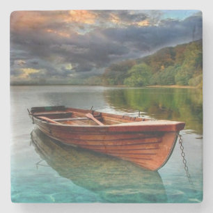 Kleines Boot im Stillwasser Steinuntersetzer