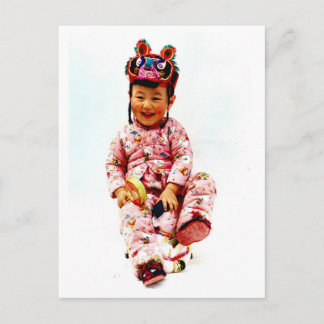 Kleines chinesisches Mädchen und ihre Puppe Postkarte