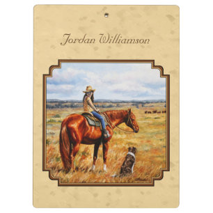 Kleines Cowgirl auf Rinderpferdgelb Klemmbrett