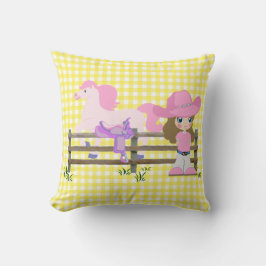 Kleines Cowgirl mit Pferdezaun und Sattel Kissen