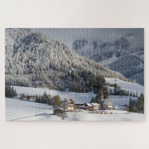 Kleines Dorf im Schnee in den Alpen im Winter Puzzle