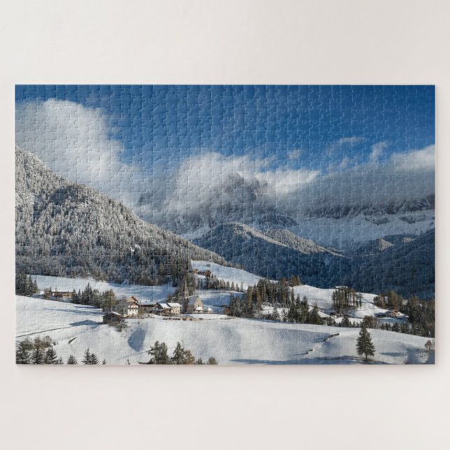 Kleines Dorf mit Dolomitbergen im Schnee Puzzle (Horizontal)