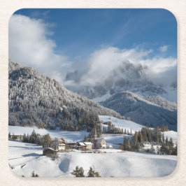 Kleines Dorf mit Dolomitbergen im Schnee Rechteckiger Pappuntersetzer
