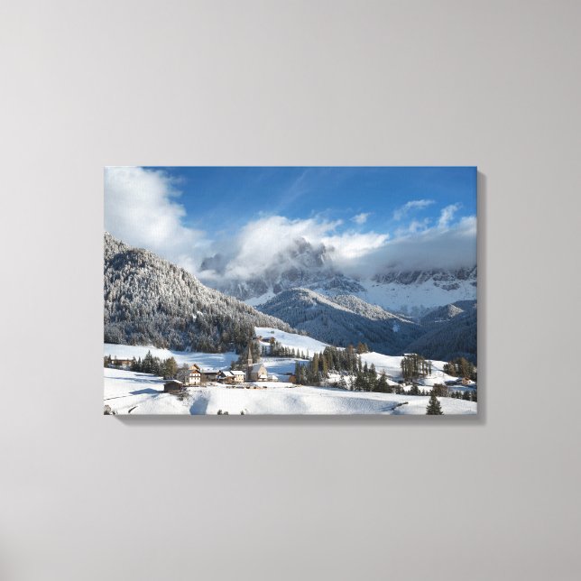 Kleines Dorf mit Dolomiten Bergen im Schnee Leinwanddruck (Vorderseite)