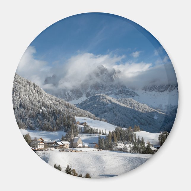 Kleines Dorf mit Dolomiten Bergen im Schnee Magnet (Vorne)