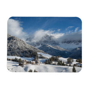Kleines Dorf mit Dolomiten Bergen im Schnee Magnet