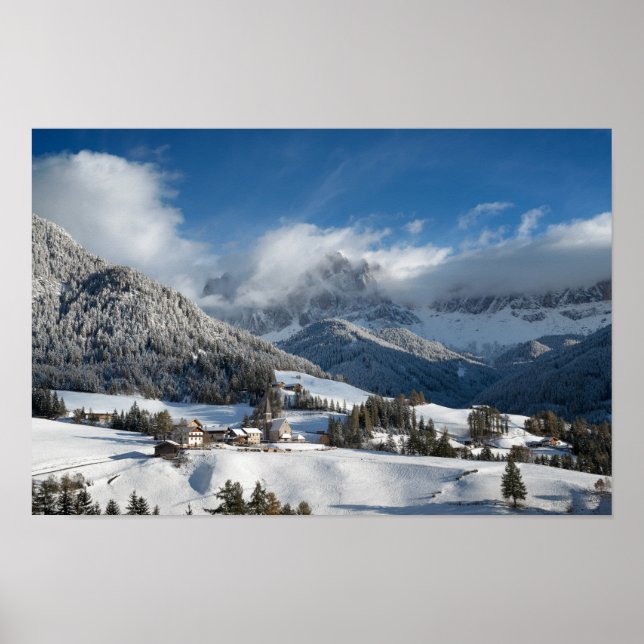 Kleines Dorf mit Dolomiten Bergen im Schnee Poster (Vorne)