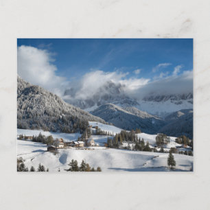 Kleines Dorf mit Dolomiten Bergen im Schnee Postkarte