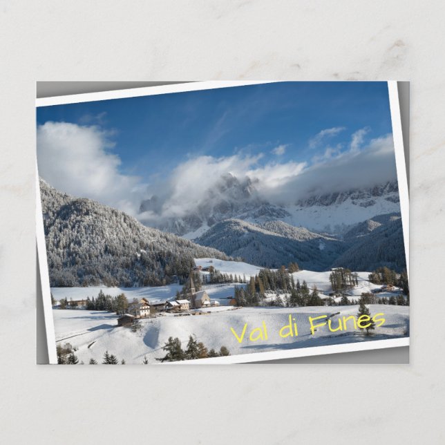 Kleines Dorf mit Dolomiten Bergen im Schnee Postkarte (Vorderseite)