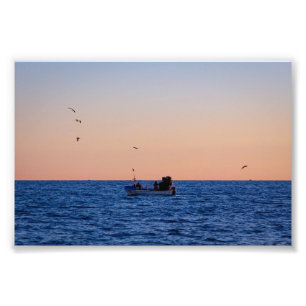 Kleines Fischerboot bei Sonnenuntergang in Portuga Fotodruck