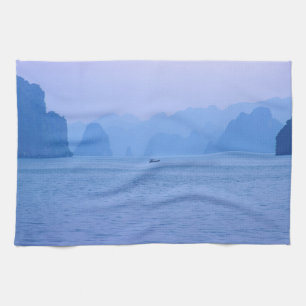Kleines Fischerboot in der Ha-Long-Bucht - Vietnam Geschirrtuch