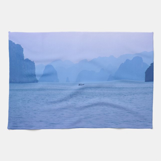 Kleines Fischerboot in Ha Long Bay - Vietnam, Asie Geschirrtuch (Horizontal)