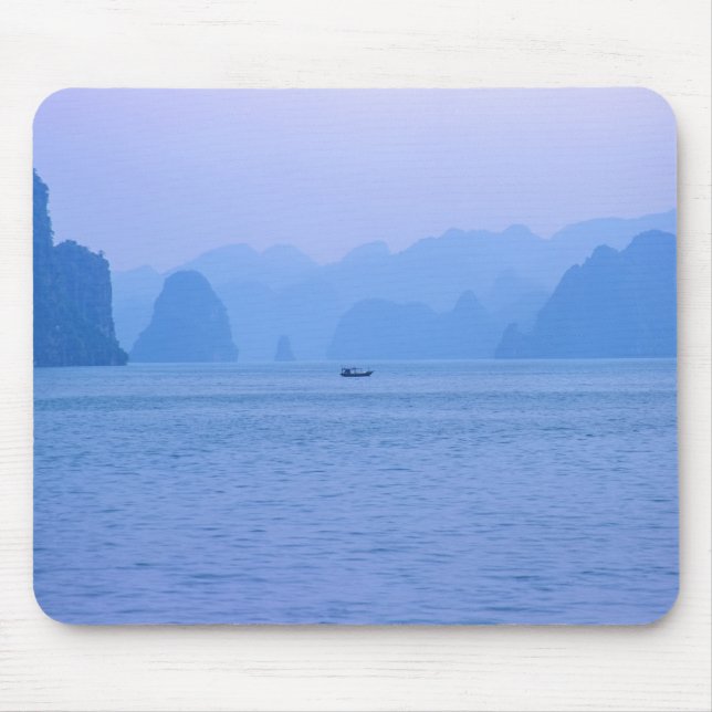 Kleines Fischerboot in Ha Long Bay - Vietnam, Asie Mousepad (Vorne)
