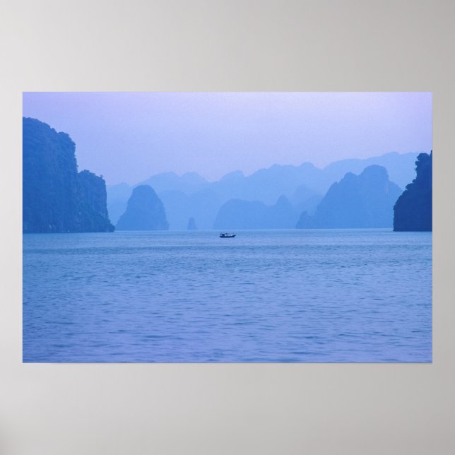 Kleines Fischerboot in Ha Long Bay - Vietnam, Asie Poster (Vorne)