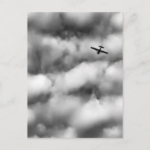 Kleines Flugzeug fliegt in bewölktem Himmel Foto Postkarte