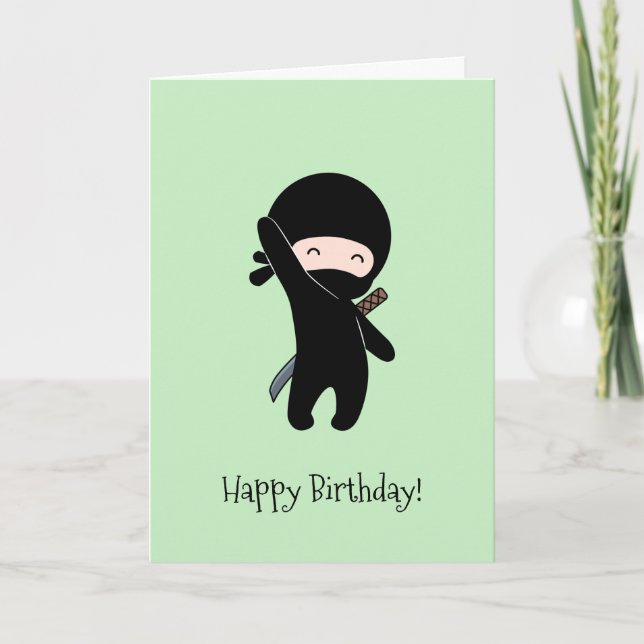 Kleines glückliches Ninja auf grünem Geburtstag Karte (Vorderseite)