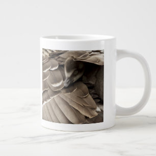 Kleines Gosling unter der Mama Jumbo-Tasse