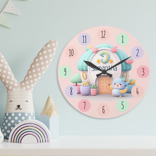 Kleines Haus mit Drache und NAME Mädchen Große Wanduhr (Von Creator hochgeladen)