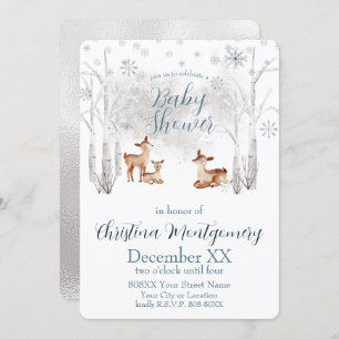 Kleines Hirsch in einem weißen Wald Winterwald Einladung