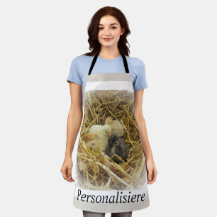 kleines Huhn ,niedliche hühnchen im stroh Schürze