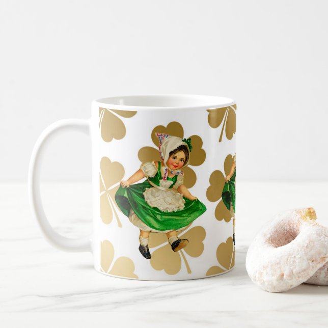 Kleines irisches Mädchen in den grünen Kleider-u. Tasse (Mit Donut)