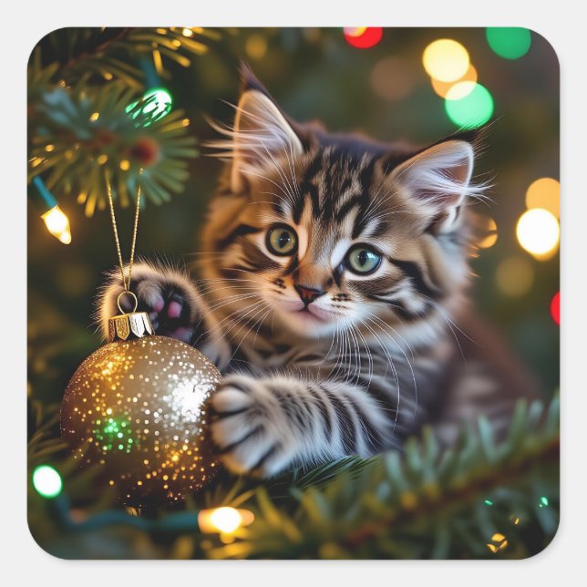Kleines Kätzchen am Weihnachtsbaum   Quadratischer Aufkleber (Vorderseite)