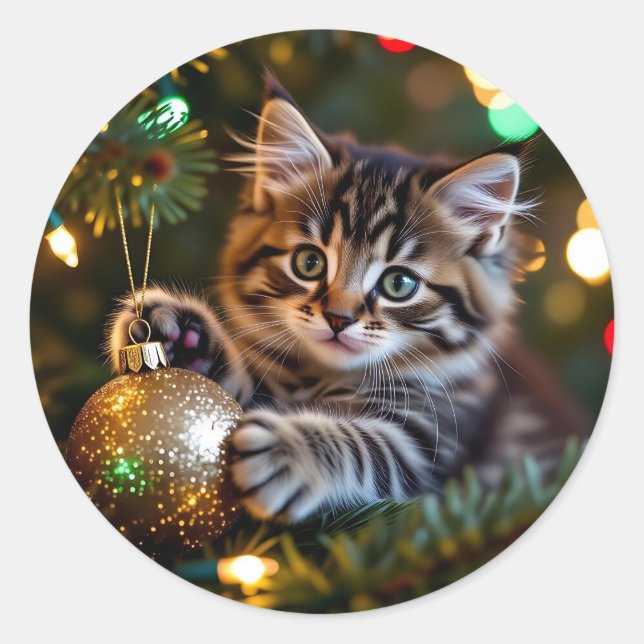 Kleines Kätzchen am Weihnachtsbaum   Runder Aufkleber (Vorderseite)