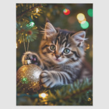 Kleines Kätzchen am Weihnachtsbaum