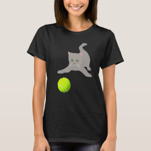 Kleines Kätzchen spielt mit einem Tennisball Kitty T-Shirt