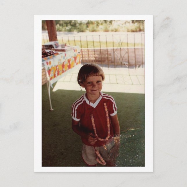 Kleines Kind in Rot Postkarte (Vorderseite)