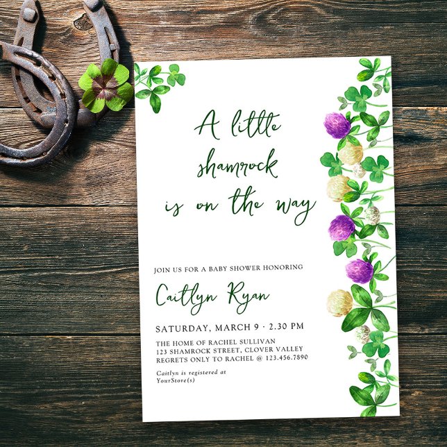 Kleines Kleeblatt und neutrale Babydusche Einladung (A little shamrock is on the way - irish themed gender neutral baby shower invitation)