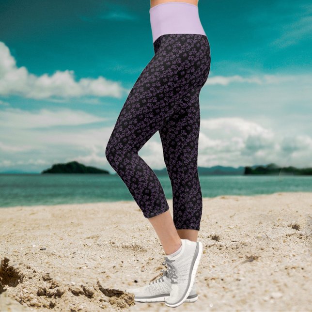 Kleines Lila Herzmuster über schwarzen Leggings (Whether for you or a gift, these purple linked heart on black pattern leggings are ready to action. )