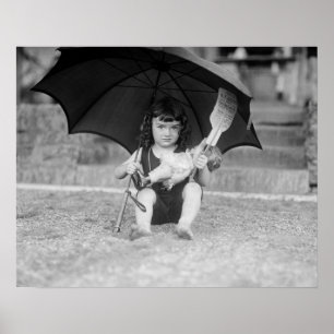 Kleines Mädchen am Strand, 1923. Vintage-Foto Poster
