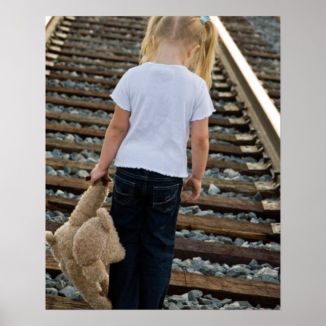 Kleines Mädchen auf Eisenbahnwegen Poster (Vorne)